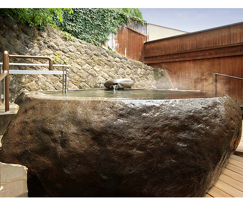 Rough Boulder Stone Bathtub